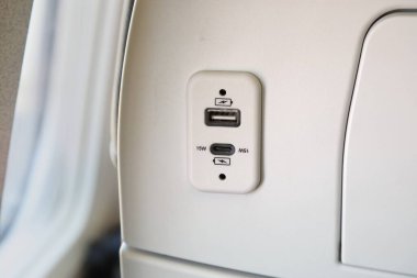 Uçağa yükleme yapmak için USB portları. İki sürüm, USB-A ve USB-C şarj portu.