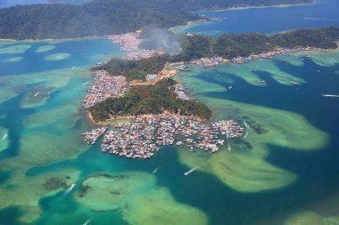 Malezya 'nın Kota Kinabalu kenti yakınlarındaki Tunku Abdul Rahman Ulusal Parkı' nda mercan resifleri bulunan Gaya Adası (Pulau Gaya).
