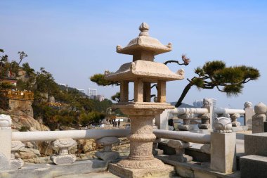 Güney Kore, Busan 'daki Haedong Yonggungsa Tapınağı' nda taş fener..