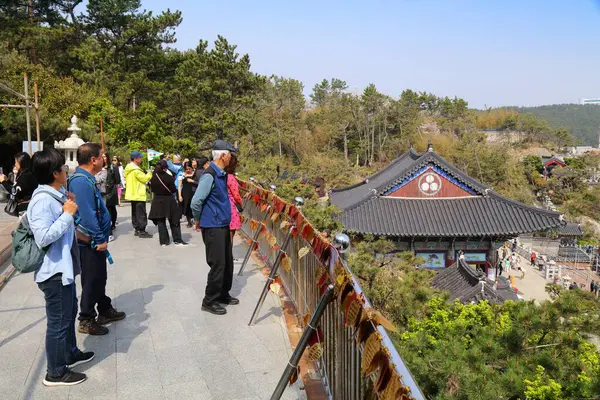 BUSAN, Güney Kore - 29 Mart 2023: Turistler ve hacılar Güney Kore 'nin Busan kentinde Haedong Yonggungsa Tapınağını ziyaret ettiler.