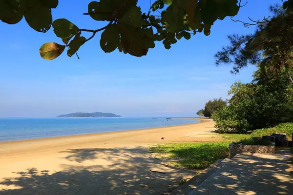 Malezya 'nın Sabah Bölgesi, Kota Kinabalu' daki Tanjung Aru Plajı.