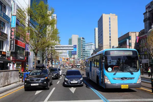 BUSAN, Güney Kore - 27 Mart 2023: Hyundai marka şehir otobüsü, Busan, Güney Kore 'de toplu taşıma.