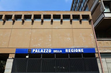 CATANIA, İtalya - 7 AĞUSTOS 2024: Sicilya, Catania 'daki Palazzo della Regione hükümet binası. Fondo Emekli Sicilya, Presidenza della Regione ve Polizia Postale kurumlarına ev sahipliği yapmaktadır..