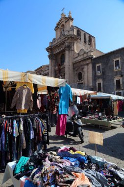 CATANIA, ITALY - 5 AĞUSTOS 2024: İnsanlar İtalya 'nın Sicilya adasındaki Catania şehir merkezindeki yerel açık hava pazarı Mercato del Carmine' i ziyaret ediyor.