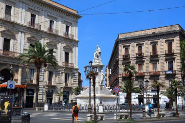 CATANIA, ITALY - 7 AĞUSTOS 2024: İnsanlar İtalya 'nın Sicilya adasındaki Catania şehrindeki Piazza Stesicoro şehir meydanını ziyaret ediyor.