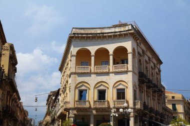 İtalya 'nın Sicilya kentindeki Acireale şehrindeki Piazza Duomo ana meydanı..