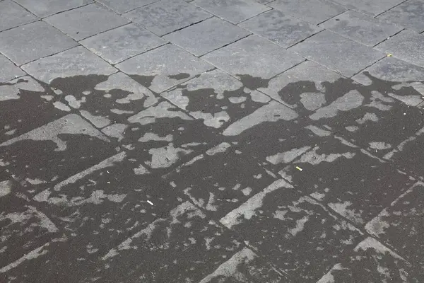 İtalya 'nın Sicilya kentindeki Giarre, Metropolitan City' de volkanik toz bulutu. Yanardağ Etna külleri şehirde.