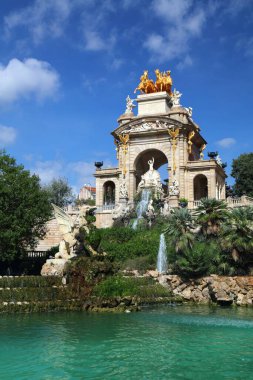 İspanya, Barselona 'daki Ciutadella Park' taki Cascada çeşmesi. Halk parkının simgesi 1881 yılında açıldı..