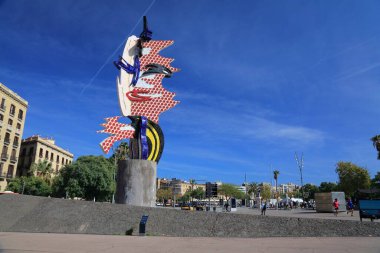 BARCELONA, İspanya - 7 Ekim 2021: Barcelona 'da El Cap de Barcelona kamusal alanı popüler sanat tarzı heykel. Amerikalı pop sanatçısı Roy Lichtenstein 'in heykeli La Cara de Barcelona olarak da bilinir..