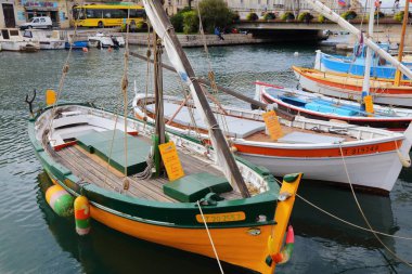 SETE, FRANCE - 2 Ekim 2021 Sete, Fransa şehir merkezindeki kanal manzarası. Sete, Fransa 'nın Herault bölgesinde ünlü bir liman kentidir..