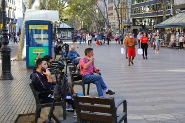 BARCELONA, İspanya - 7 Ekim 2021: İnsanlar Barcelona, İspanya 'daki ünlü Las Ramblas bulvarını ziyaret ediyor. Barselona İspanya 'nın en büyük ikinci şehridir..