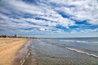 Fransa 'nın Languedoc bölgesindeki La Grande-Motte tatil beldesinde Grand Travers plajı (Plage du Grand Travers).