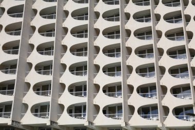 LA GRANDE-MOTTE, FRANCE - 2 Ekim 2021: Fransa 'nın Occitanie bölgesindeki ünlü şehir La Grande-Motte' nin modern ziggurat tarzı mimarisi.
