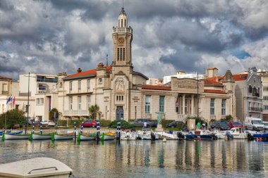 SETE, FRANCE - 2 Ekim 2021 Sete, Fransa şehir merkezindeki kanal manzarası. Sete, Fransa 'nın Herault bölgesinde ünlü bir liman kentidir..