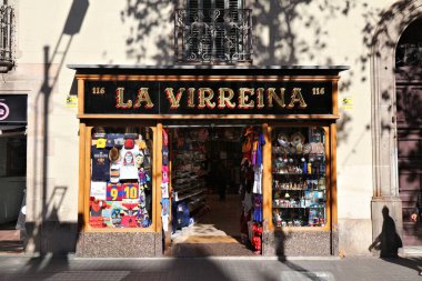 BARCELONA, İspanya - 7 Ekim 2021: Barcelona, İspanya 'daki ünlü Rambla Bulvarı' ndaki La Virreina hediyelik eşya dükkanı.