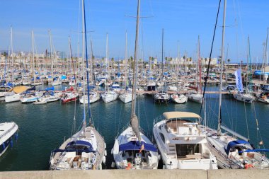 BARCELONA, İspanya - 7 Ekim 2021: Marina Port Vell, İspanya 'da yatlar ve yelkenliler. Marina Port Vell, İspanya 'nın en tanınmış limanlarından biri..