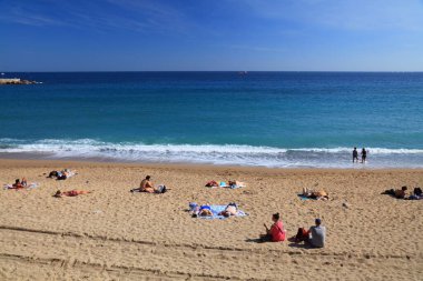 BARCELONA, İspanya - 7 Ekim 2021 İnsanlar Barcelona, İspanya 'daki Barceloneta plajında vakit geçiriyor.