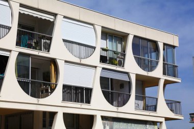 LA GRANDE-MOTTE, FRANCE - 2 Ekim 2021: Fransa 'nın Occitanie bölgesindeki ünlü şehir La Grande-Motte' nin modern ziggurat tarzı mimarisi.
