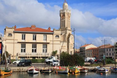 SETE, FRANCE - 2 Ekim 2021 Sete, Fransa şehir merkezindeki kanal manzarası. Sete, Fransa 'nın Herault bölgesinde ünlü bir liman kentidir..