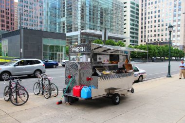 PHILADELPHIA, ABD - 11 Haziran 2013: Philadelphia, Pennsylvania şehir merkezinde gıda arabası manzarası.