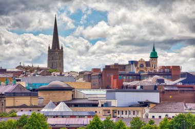 Kuzey İrlanda 'nın Skyline of Derry (Londonderry) kasabası.