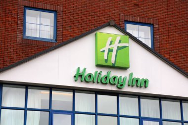 SUTTON, İngiltere - 8 Temmuz 2024: Londra Sutton Borough, İngiltere 'deki Holiday Inn marka otel.