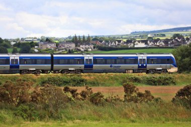 LONDONDERRY, İngiltere - 24 Haziran 2024: Translink Kuzey İrlanda Demiryolları yolcu treni Kuzey İrlanda, İngiltere.