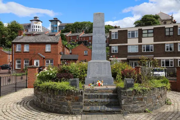 DERRY, İngiltere - 24 Haziran 2024: Kuzey İrlanda 'daki Kanlı Pazar Anıtı (diğer adıyla Londonderry).