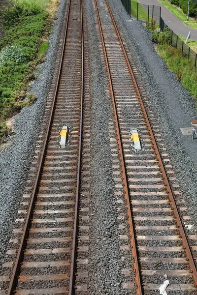 Kuzey İrlanda 'nın Derry (Londonderry) kasabasında demiryolu hattı. Otomatik Uyarı Sistemi (AWS) indüktörlü raylar.