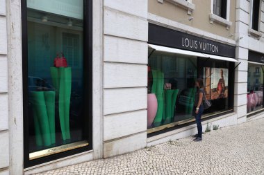 LISBON, PORTUGAL - 6 Haziran 2018: Lizbon 'daki Avenida da Liberdade' de Louis Vuitton marka mağazası. Bu ünlü bulvar lüks marka alışverişi ve en iyi gayrimenkulleri ile ünlüdür..