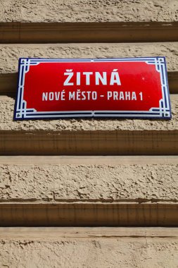 Prag sokak tabelası - Nove Mesto bölgesindeki Zitna sokağı. Prag şehri, Çek Cumhuriyeti.