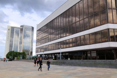 PRAG, CZECH Cumhuriyet - 5 Mayıs 2024: Prag Kongre Merkezi 'ni (Kongresove merkez Praha) ziyaret eden insanlar.