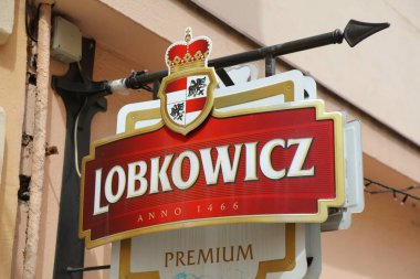 PRAG, CZECH Cumhuriyet - 3 Mayıs 2024: Lobkowicz Çek bira markası Neon Prag, Çek Cumhuriyeti 'nin bir caddesinde.