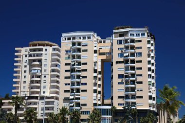 DURRES, ALBANIA - 2 Temmuz 2025: Arnavutluk 'un Durres kentinde bir yaz gününde çağdaş apartmanlar.