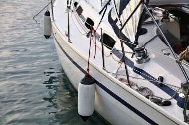 Hırvatistan 'ın Zadar kentinde yelken açmak. Yelkenli yat ekipmanı - iskele tarafında çamurluklar. Şişirilebilir tampon şamandıraları.