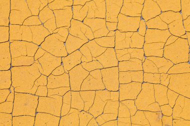 Sarı, pis bir geçmişi var. Soyulmuş boyanın geçmişe dönük dokusu. Yıpranmış kırık boya grunge arka plan yüzeyi.