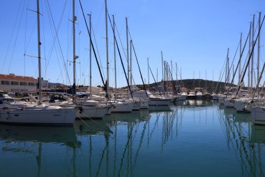 PIROVAC, CROATIA - 26 Temmuz 2021: Pirovac Marina 'ya demir atmış yelkenliler. Hırvatistan, Avrupa 'da ünlü bir yaz yelkencilik beldesi.