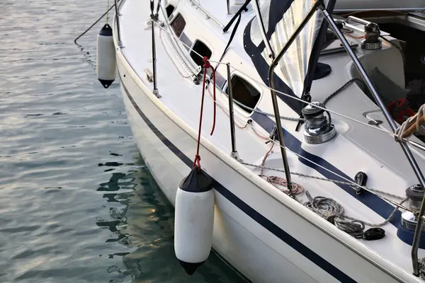 Hırvatistan 'ın Zadar kentinde yelken açmak. Yelkenli yat ekipmanı - iskele tarafında çamurluklar. Şişirilebilir tampon şamandıraları.