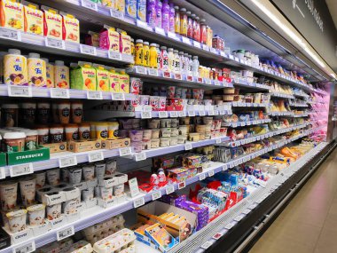 VIENNA, AUSTRIA - 10 AĞUSTOS 2022: Avusturya 'da bir süpermarkette mandıra bölümü.