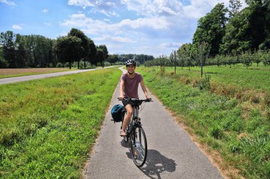 Yazın Avusturya 'yı keşfeden bir bisikletçi. Vaçu bölgesinde Tuna Bisiklet Yolu (Donauradweg). Avusturya 'da uzun mesafe bisiklet rotası.
