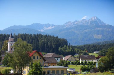 Avusturya 'daki Marktgemeinde Rosegg kasabası. Carinthia eyaletinde küçük bir kasaba. Marktgemeinde pazar kasabası demek. Rosental bölgesi.