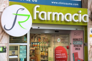 ALICANTE, İspanya - 15 Nisan 2025: Alicante, İspanya 'da eczane caddesi manzarası.