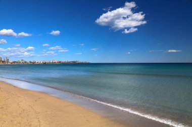 İspanya, Alicante 'deki Postiguet Plajı. İspanya 'nın Costa Blanca bölgesinde. Nisan 'da Göster.