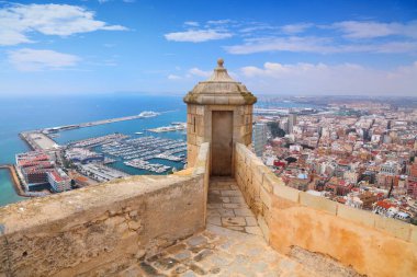 Santa Barbara Kalesi 'nden Alicante şehir manzarası. Alicante in Valencian Community (Comunidad Valenciana), İspanya.