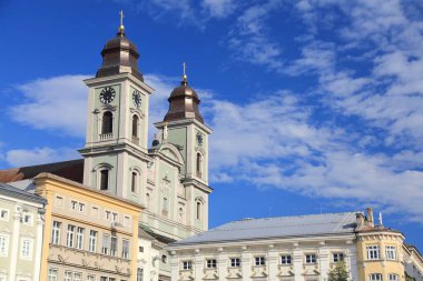 Linz şehri, Avusturya. Eski kasaba mimarisi Hauptplatz Meydanı 'nda ufuk çizgisi.