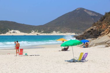 CABO FRIO, BRAZIL - 17 Ekim 2014: Brezilya 'nın Rio de Janeiro eyaletinde güneşli bir günde Cabo Frio Prainhas plajını ziyaret edenler.