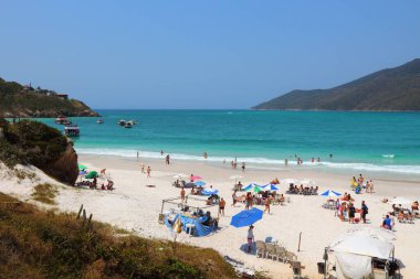 CABO FRIO, BRAZIL - 17 Ekim 2014: Brezilya 'nın Rio de Janeiro eyaletinde güneşli bir günde Cabo Frio Prainhas plajını ziyaret edenler.