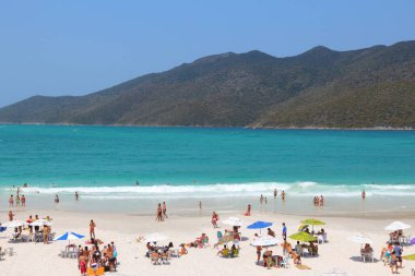 CABO FRIO, BRAZIL - 17 Ekim 2014: Brezilya 'nın Rio de Janeiro eyaletinde güneşli bir günde Cabo Frio Prainhas plajını ziyaret edenler.
