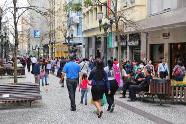 CURITIBA, BRAZIL - 7 Ekim 2014: Brezilya 'nın Curitiba kentinde Avenida Luiz Xavier' i ziyaret edenler.