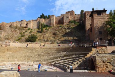 MALAGA, İspanya - 4 Ekim 2014: İspanya 'nın Malaga kentindeki Antik Roma Amfitiyatrosunu ziyaret edenler.